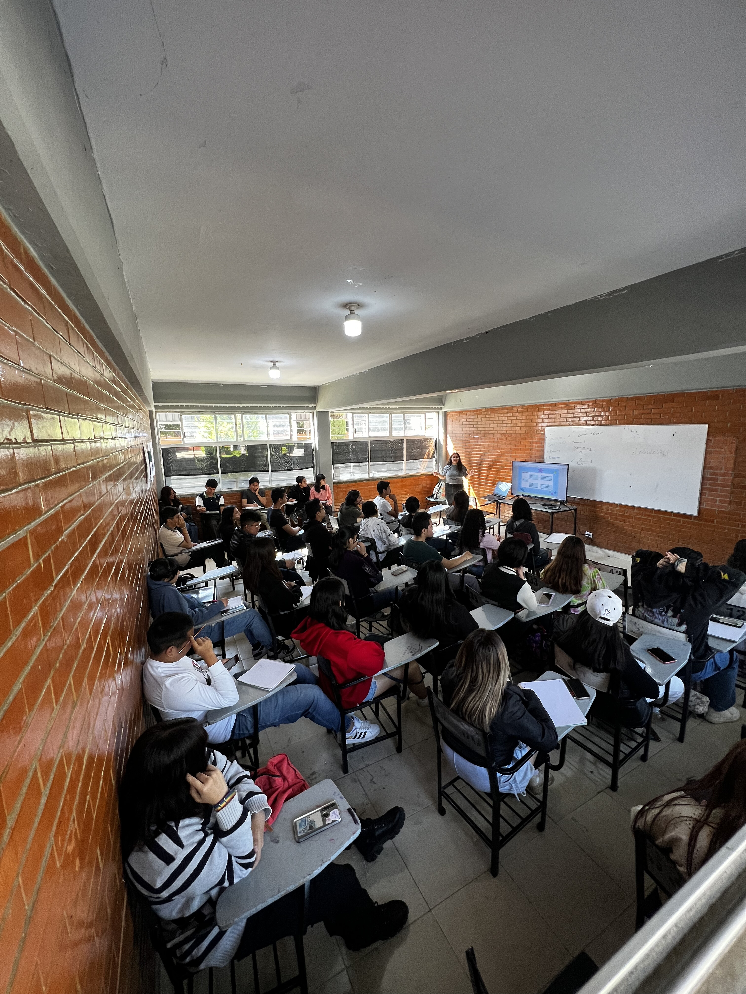 Grupo de estudiantes de Centro Sulub en clase
